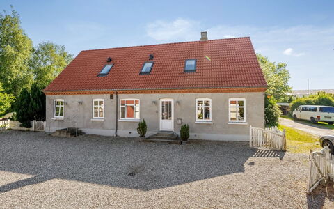 Thorward - 1.5Km from the Sea: Dak, Huis, Deur, Verblijf, Schaduw, Siding, Werf, Landgoed, Backyard