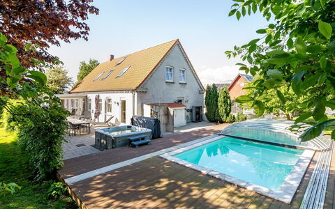 Thorward - 1.5Km from the Sea: Dak, Huis, Deur, Verblijf, Schaduw, Siding, Werf, Landgoed, Backyard