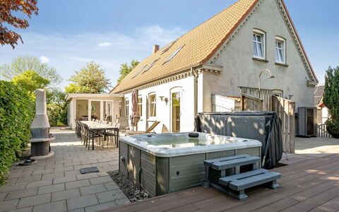 Thorward - 1.5Km from the Sea: Dak, Huis, Deur, Verblijf, Schaduw, Siding, Werf, Landgoed, Backyard