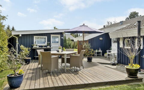 Frithlef - 900M from the Sea: Dak, Huis, Huis, Verblijf, Siding, Landgoed, Oprit, Garden Gebouwen, Werf, Schuur
