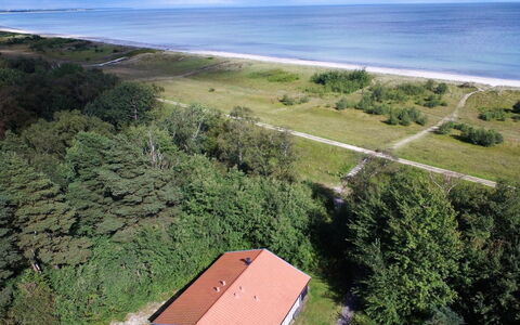 Torsten - 30M from the Sea: Dak, Huis, Land Lot, Huis, Verblijf, Landgoed, Garden Gebouwen, Schaduw, Blokhut, Landscaping
