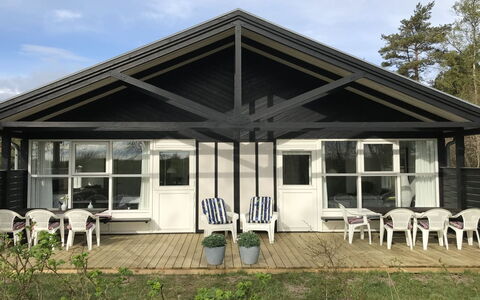 Torsten - 30M from the Sea: Dak, Huis, Land Lot, Huis, Verblijf, Landgoed, Garden Gebouwen, Schaduw, Blokhut, Landscaping