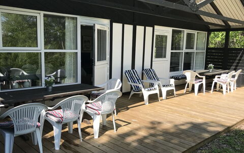Torsten - 30M from the Sea: Dak, Huis, Land Lot, Huis, Verblijf, Landgoed, Garden Gebouwen, Schaduw, Blokhut, Landscaping