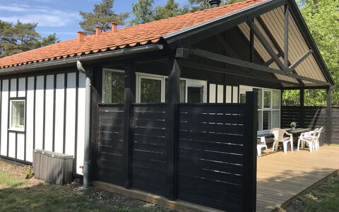 Torsten - 30M from the Sea: Dak, Huis, Land Lot, Huis, Verblijf, Landgoed, Garden Gebouwen, Schaduw, Blokhut, Landscaping