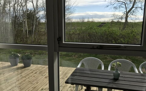 Torsten - 30M from the Sea: Dak, Huis, Land Lot, Huis, Verblijf, Landgoed, Garden Gebouwen, Schaduw, Blokhut, Landscaping