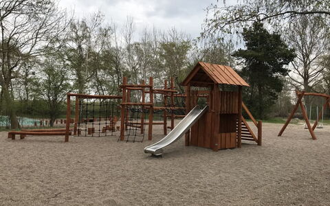 Torsten - 30M from the Sea: Dak, Huis, Land Lot, Huis, Verblijf, Landgoed, Garden Gebouwen, Schaduw, Blokhut, Landscaping