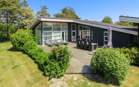 Elicia - 950M from the Sea: Huis, Groundcover, Deur, Landgoed, Verblijf, Veranda, Tuin, Schaduw, Gazon, Werf