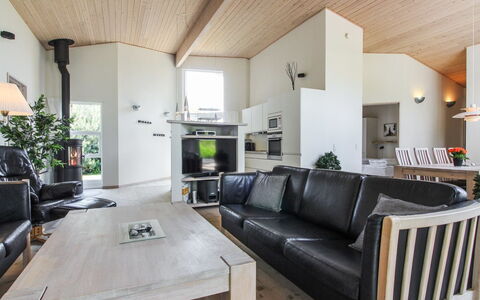 Elicia - 950M from the Sea: Interieur Ontwerp, Meubilair, Hout, Flooring, Bankstel, Plafond, Verdieping, Woonkamer, Huis, Kamer