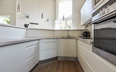 Elicia - 950M from the Sea: Flooring, Interieur Ontwerp, Keuken, Countertop, Cabinetry, Verdieping, Hout, Plafond, Toestel Van De Keuken, Meubilair