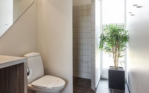 Elicia - 950M from the Sea: Flooring, Muur, Verdieping, Wc Bril, Toilet, Loodgieterswerkinrichting, Interieur Ontwerp, Badkamer, Tegel, Samengesteld Materiaal