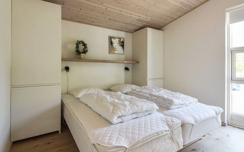 Elicia - 950M from the Sea: Bed, Meubilair, Slaapkamer, Interieur Ontwerp, Flooring, Verdieping, Muur, Hout, Plafond, Laken