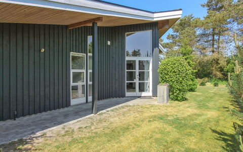 Elicia - 950M from the Sea: Huis, Deur, Schaduw, Siding, Gazon, Tuin, Backyard, Hardwood, Werf, Garden Gebouwen