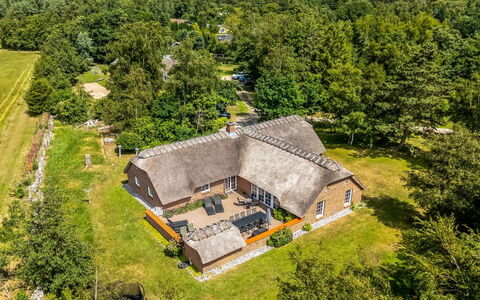 Taralyn - 1.3Km from the Sea: Dak, Huis, Deur, Verblijf, Schaduw, Siding, Werf, Landgoed, Backyard