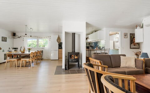 Taralyn - 1.3Km from the Sea: Dak, Huis, Deur, Verblijf, Schaduw, Siding, Werf, Landgoed, Backyard