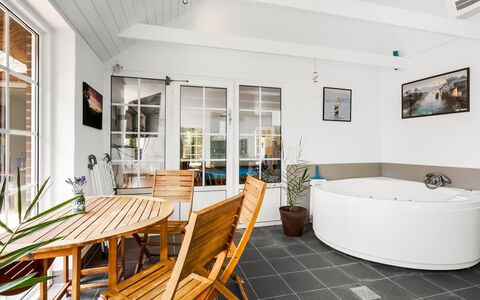 Taralyn - 1.3Km from the Sea: Dak, Huis, Deur, Verblijf, Schaduw, Siding, Werf, Landgoed, Backyard
