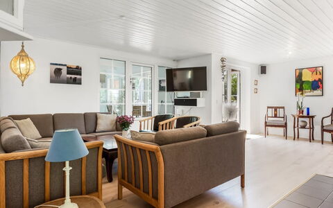 Taralyn - 1.3Km from the Sea: Dak, Huis, Deur, Verblijf, Schaduw, Siding, Werf, Landgoed, Backyard