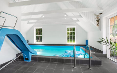 Taralyn - 1.3Km from the Sea: Dak, Huis, Deur, Verblijf, Schaduw, Siding, Werf, Landgoed, Backyard