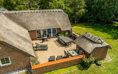 Taralyn - 1.3Km from the Sea: Dak, Huis, Deur, Verblijf, Schaduw, Siding, Werf, Landgoed, Backyard