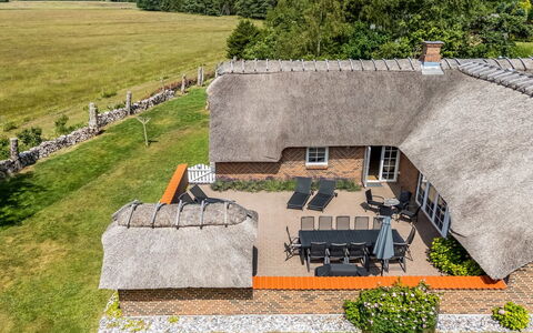 Taralyn - 1.3Km from the Sea: Dak, Huis, Deur, Verblijf, Schaduw, Siding, Werf, Landgoed, Backyard