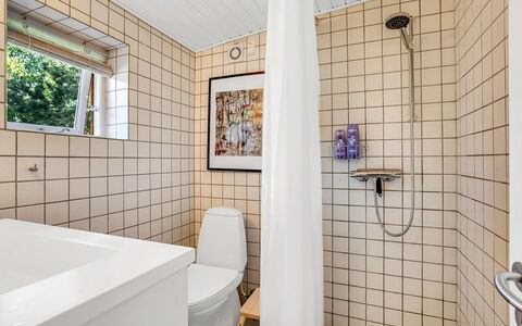 Erke - 370M from the Sea: Muur, Flooring, Badkamer, Loodgieterswerkinrichting, Verdieping, Interieur Ontwerp, Toilet, Loodgieter, Plafond, Tegel
