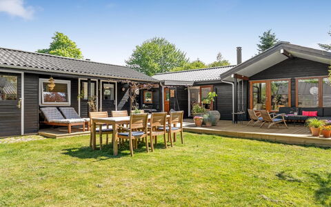 Erke - 370M from the Sea: Huis, Huis, Dak, Verblijf, Siding, Landgoed, Fiets, Werf, Schaduw, Tuin