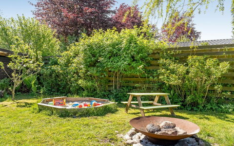 Erke - 370M from the Sea: Tuin, Struik, Gazon, Backyard, Groundcover, De Lente, Werf, Schaduw, Landscaping, Buitenmeubels