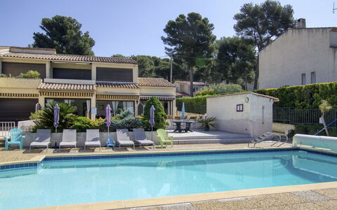 Saint Cyr sur Mer la Madrague 160: Woongebied, Toevlucht, Zwembad, Huis, Landgoed, Schaduw, Villa, Landscaping, Hacienda, Eco Hotel