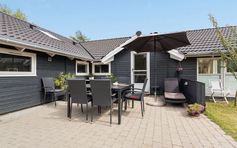 Zelda - 300M from the Sea: Hout, Beits, Plank, Hardwood, Verblijf, Dek, Siding, Schaduw, Houten Vloer, Garden Gebouwen