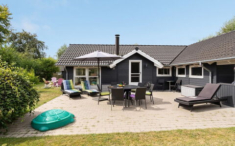 Zelda - 300M from the Sea: Dak, Land Lot, Verblijf, Huis, Landelijk Gebied, Schuur, Siding, Garden Gebouwen, Blokhut, Hut