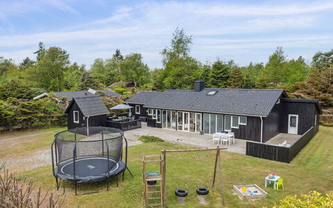 Hallveig - 1.1Km from the Sea: Dak, Huis, Deur, Verblijf, Schaduw, Siding, Werf, Landgoed, Backyard