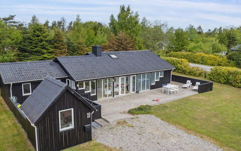 Hallveig - 1.1Km from the Sea: Dak, Huis, Deur, Verblijf, Schaduw, Siding, Werf, Landgoed, Backyard