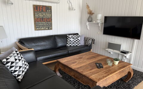 Hallveig - 1.1Km from the Sea: Meubilair, Bankstel, Interieur Ontwerp, Hout, Woonkamer, Flooring, Verdieping, Kamer, Huis