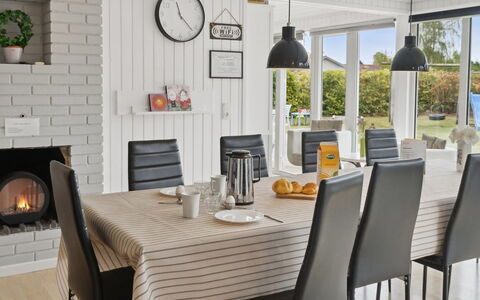 Hallveig - 1.1Km from the Sea: Meubilair, Interieur Ontwerp, Flooring, Stoel, Hout, Tafel, Keuken En Eettafel, Eetkamer, Verdieping, Verlichting