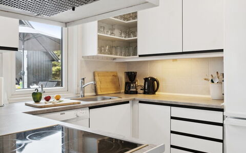 Hallveig - 1.1Km from the Sea: Toestel Van De Keuken, Keuken, Countertop, Cabinetry, Interieur Ontwerp, Meubilair, Major Appliance, Huishoudapparatuur, Hout, Lichte Inrichting
