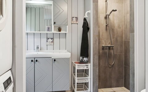 Hallveig - 1.1Km from the Sea: Interieur Ontwerp, Flooring, Verdieping, Kamer, Plafond, Deur, Tegel, Loodgieter, Cabinetry