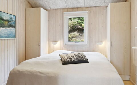 Hallveig - 1.1Km from the Sea: Hout, Verdieping, Flooring, Slaapkamer, Plafond, Kamer, Huis, Bed, Laken, Hardwood