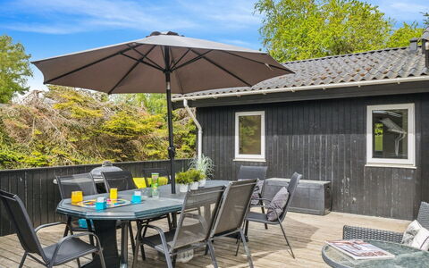 Hallveig - 1.1Km from the Sea: Dak, Huis, Deur, Verblijf, Schaduw, Siding, Werf, Landgoed, Backyard