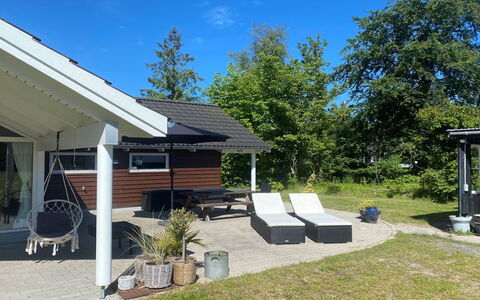 Hegge - 300M from the Sea: Huis, Huis, Deur, Dak, Verblijf, Landgoed, Tuin, Schaduw, Siding, Werf