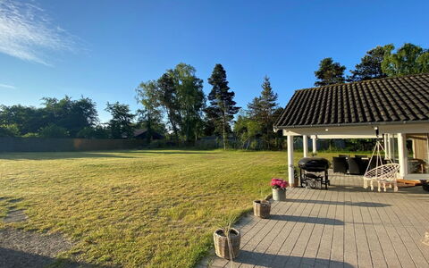 Hegge - 300M from the Sea: Huis, Huis, Deur, Dak, Verblijf, Landgoed, Tuin, Schaduw, Siding, Werf