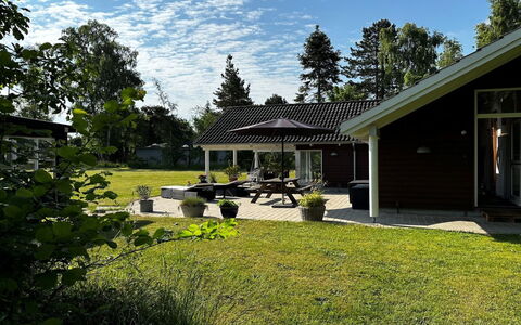 Hegge - 300M from the Sea: Huis, Huis, Deur, Dak, Verblijf, Landgoed, Tuin, Schaduw, Siding, Werf