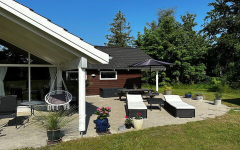 Hegge - 300M from the Sea: Huis, Huis, Deur, Dak, Verblijf, Landgoed, Tuin, Schaduw, Siding, Werf