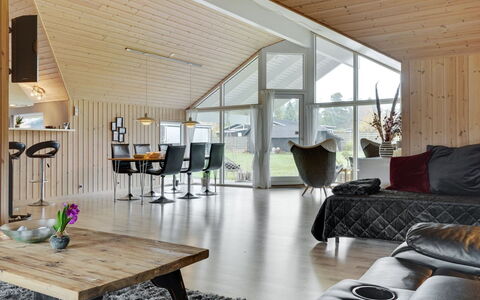 Hegge - 300M from the Sea: Huis, Huis, Deur, Dak, Verblijf, Landgoed, Tuin, Schaduw, Siding, Werf