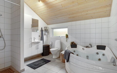 Hegge - 300M from the Sea: Huis, Huis, Deur, Dak, Verblijf, Landgoed, Tuin, Schaduw, Siding, Werf