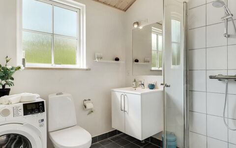 Finwith - 1.5Km from the Sea: Loodgieterswerkinrichting, Flooring, Interieur Ontwerp, Badkamer, Verdieping, Wastafel, Kraan, Toilet, Loodgieter, Wc Bril