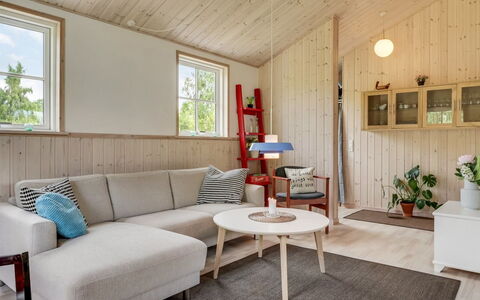 Finwith - 1.5Km from the Sea: Meubilair, Interieur Ontwerp, Stoel, Flooring, Tafel, Toevlucht, Verdieping, Plafond, Kamer, Eco Hotel