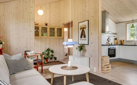 Finwith - 1.5Km from the Sea: Meubilair, Interieur Ontwerp, Stoel, Flooring, Tafel, Toevlucht, Verdieping, Plafond, Kamer, Eco Hotel