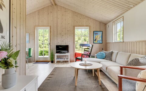 Finwith - 1.5Km from the Sea: Meubilair, Interieur Ontwerp, Stoel, Flooring, Tafel, Toevlucht, Verdieping, Plafond, Kamer, Eco Hotel