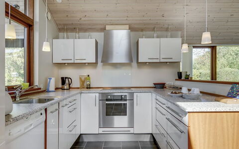 Biaver - 350M from the Sea: Keuken, Countertop, Toestel Van De Keuken, Flooring, Interieur Ontwerp, Hout, Major Appliance, Cabinetry, Meubilair, Plafond