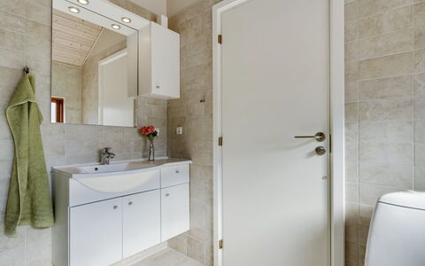 Biaver - 350M from the Sea: Flooring, Loodgieterswerkinrichting, Verdieping, Hout, Interieur Ontwerp, Wastafel, Badkamer, Kraan, Loodgieter, Wastafel In De Badkamer
