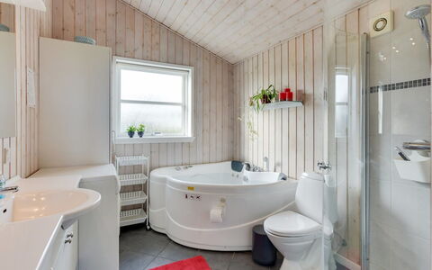 Naia - 200M from the Sea: Loodgieterswerkinrichting, Interieur Ontwerp, Plafond, Flooring, Loodgieter, Badkamer, Kraan, Huis, Kamer, Verdieping